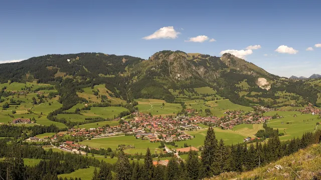 Blick über das Ostrachtal auf Bad Hindelang im Allgäu im Sommer