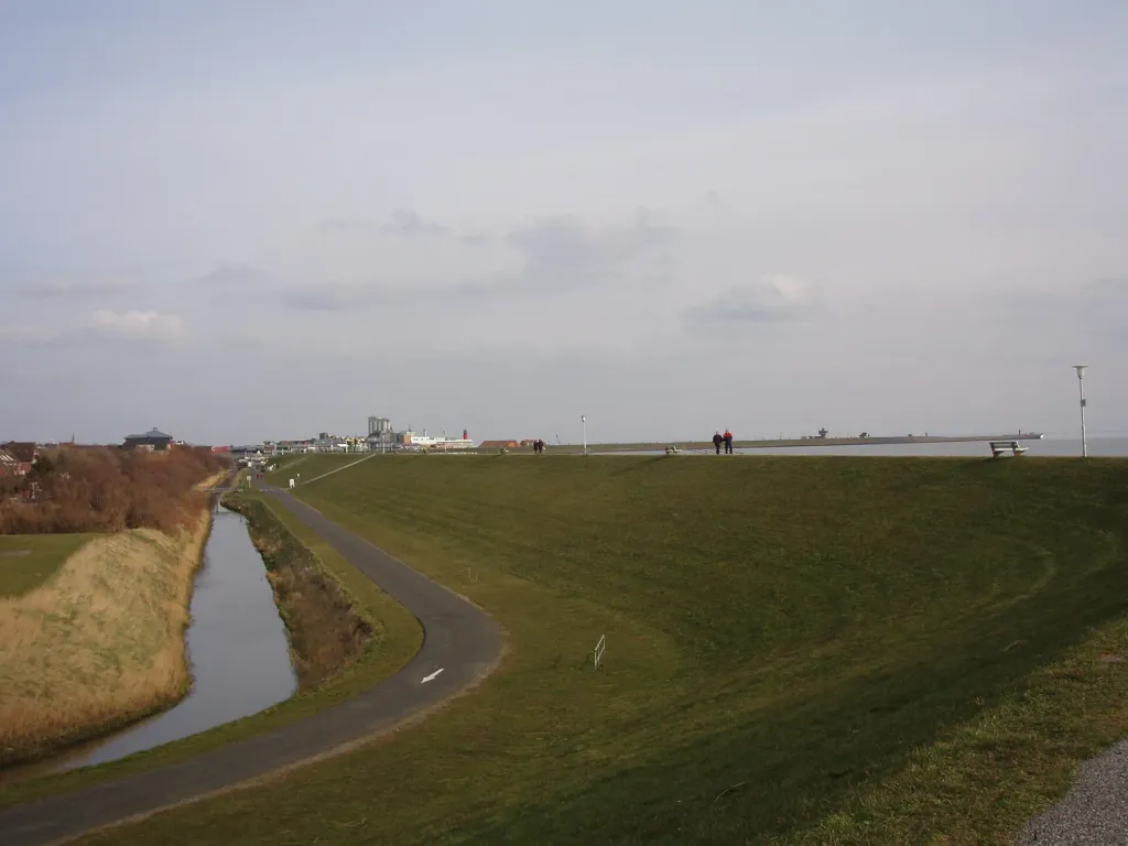 Grüner Deich in Büsum, von der Landseite aus gesehen