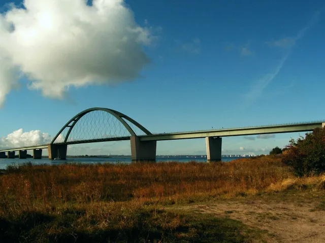 Die Fehmarnsundbrücke, vom Wulfener Hals auf Fehmarn aus gesehen
