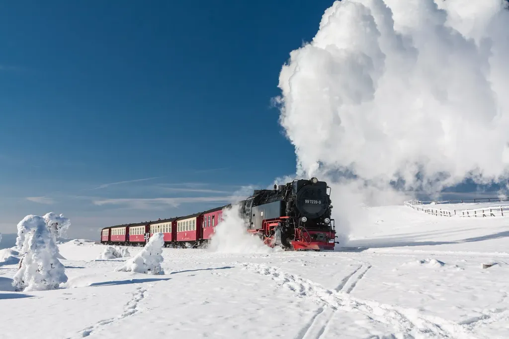 Dampfzug der Harzer Schmalspurbahnen in verschneiter Landschaft am Brocken
