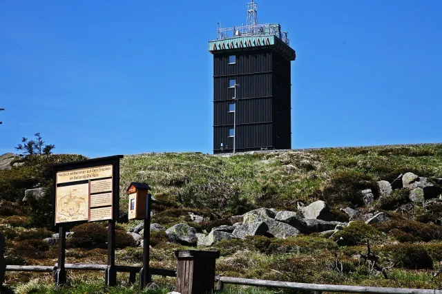 Turm der Wetterstation auf dem Gipfel des Brockens im Harz