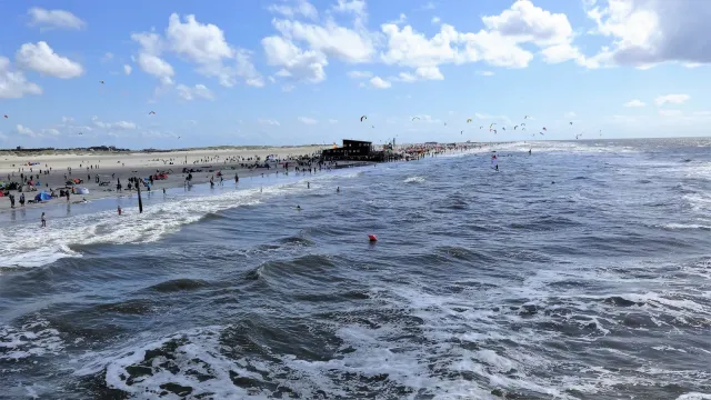 Strand von St. Peter-Ording zwischen Nord- und Süd-Ording mit Pfahlbau und Kitesurfern