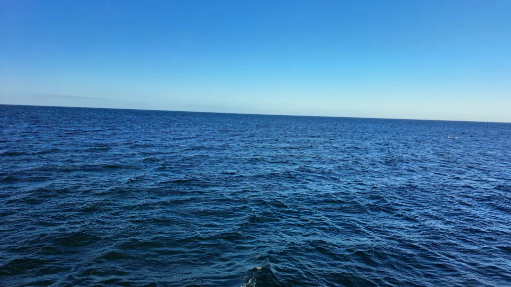 Blick über die Ostsee vor Kühlungsborn an einem klaren Wintertag